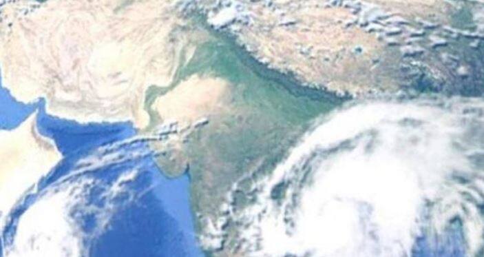 ખુબ જ ખતરનાક થયેલા તિતલી વાવાઝોડાના પગલે ઓડિશામાં સ્કૂલ-કોલેજો બંધ કરાઇ છે. જ્યારે ત્રણ લાખ લોકોને સુરક્ષિત સ્થળોએ પહોંચાડ્યા છે.