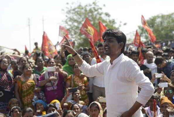 અમદાવાદઃ રાજ્યમાં ગુજરાતીઓ અને પરપ્રાંતીયો વચ્ચે શાંતિ-ભાઈચારાનો માહોલ જળવાઈ રહે તે માટે ધારાસભ્ય અલ્પેશ ઠાકોરે આજે અમદાવાદમાં એક દિવસના પ્રતિક ઉપવાસ કરશે. અલ્પેશ રાણીપ ખાતે પોતાના નિવાસ્થાને જ ઉપવાસ પર બેસશે. આજે બપોર પછી વિપક્ષ નેતા પરેશ ધાનાણી અને પ્રદેશ પ્રમુખ અમિત ચાવડા પર ઉપવાસ સ્થળ પર આવશે તેમ કહેવામાં આવી રહ્યું છે.