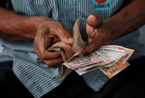 રૂપિયાની શરૂઆત પણ ઘટાડા સાથે થઈ હતી. ડોલર સામે રૂપિયો આજે 10 પૈસા તૂટીને 74.30 પર ખુલ્યો હતો. જોકે થોડી જ વારમાં ઘટીને તે 74.47ના સૌથી નીચા સ્તર પર પહોંચી ગયો હતો. બુધવારે રૂપિયો 74.20ના સ્તર પર બંધ થયો હતો.