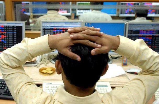 નવી દિલ્હીઃ ગુરુવારે ભારતીય શેરબજારની કડાકા સાથે શરૂઆત થઈ હતી. સેન્સેક્સ 697.07 પોઈન્ટ ઘટાડા સાથે 34,062.82 પર અને નિફ્ટી 290.3 પોઇન્ટ ઘટીને 10,169.80 પર ખુલી હતી. થોડી જ વારમાં સેન્સેક્સ 1000 પોઈન્ટથી વધારે તૂટ્યો હતો.