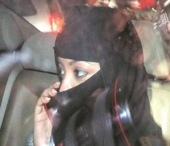 તનુશ્રી તેના વકીલ નિતિન સત્પુરે સાથે બુધવારે રાતે ઓશિવરા પોલીસ સ્ટેશન આવી હતી. આ દરમિયાન તેણે મીડિયાથી બચવા માટે કાળો બુરખો પહેર્યો હતો. તેના વકીલે 40 પેજની ફરિયાદ પોલીસને સોંપી હતી. જેમાં નાના ઉપરાંત અન્ય ત્રણ લોકોના પણ નામ હતા. 