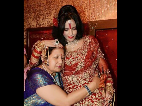 #MeeToo કેમ્પેઈન વિશે વાત કરતાં રાધે માંએ કહ્યું કે, આ ખોટું થઈ રહ્યું છે, પણ હું ઇચ્છું છું કે જ્યારે શોષણનો ભોગ બને એ સમયે જ યુવતીએ પોતાનો અવાજ ઉઠાવવો જોઈએ. રાધે માંના આ નિવેદનથી સ્પષ્ટ છે કે તે #MeeToo કેમ્પેઈનને સપોર્ટ કરે છે પરંતુ જે લોકો વર્ષો પહેલા પોતાની સાથે થયેલ અત્યાચારોની ઘટના શેર કરી રહી છે તેનું રાધે માં સમર્થન નથી કરી રહ્યા. રાધે માં અનુસાર ઘટના સમયે જ મહિલાઓએ અત્યાચાર વિરૂદ્ધ અવાજ ઉઠાવવો જોઈએ.