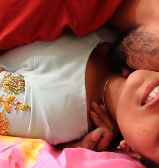 પોલીસે દીપકની હત્યાના આરોપમાં સીઆરપીએફના એક ડેપ્યુટી કમાન્ડન્ટ સુરેશ કુમારની પત્ની યમુનાની ધરપકડ કરી છે. પોલીસના કહેવા મુજબ આરોપી મહિલા અને મૃતક દીપક બંને ફેસબુક ફ્રેન્ડ હતા. 29 સપ્ટેમ્બરના રોજ મહિલાએ દીપકને તેના ઘરે બોલાવ્યો હતો. બંને રાતભર સાથે રહ્યા હતા પરંતુ 30 સપ્ટેમ્બરે સવારે આશરે 6 વાગે યમુનાનો પતિ જમ્મુથી અચાનક ઘરે આવી પહોંચ્યો હતો.