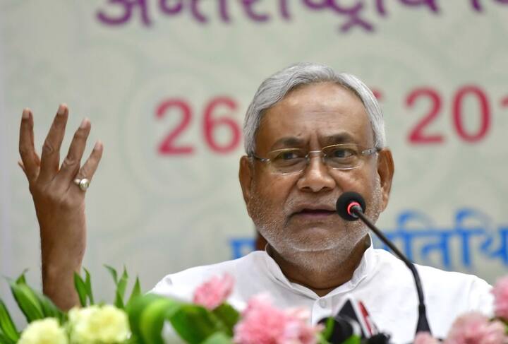 પટના પોલીસે આ મામલે ચંદન નામના એક યુવકની ધરપકડ કરી છે. આ ઘટના બાદ કાર્યક્રમમાં થોડી વાર માટે અફરા તફરીનો માહોલ સર્જાયો હતો. પોલીસે યુવકને પકડીને કાર્યક્રમના સ્થળ પરથી દૂર કર્યો હતો. આ ઘટના બાપૂ સભાગાર કાર્યક્રમ દરમિયાન બની હતી. ધરપકડ કરાયેલો યુવક ચંદન ઔરંગાબાદનો રહેવાસી છે. 