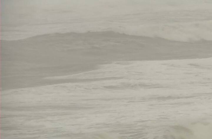  આ ભયાનક વાવાઝોડાથી બચવા માટે અલગ અલગ જિલ્લામાં એનડીઆરએફની 18 ટીમો તૈનાત કરવામાં આવી છે. વાવાઝોડાના કારણે 11 અને 12 તારીખે સ્કૂલ બંધ કરવાનો નિર્ણય લેવાયો છે. કેટલીક રેલવે સેવાઓ બંધ કરવામાં આવી છે. 