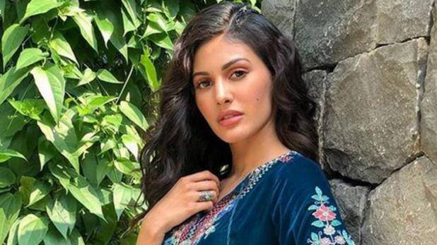 મુંબઈ: ભારતમાં #metoo અભિયાનની શરૂઆત કરનારી અભિનેત્રી તનુ શ્રી દત્તાની સાથે ઘણી અભિનેત્રીઓ આગળ આવી પોતાની સાથે થયેલા જાતીયશોષણના અનુભવો શેર કરી રહી છે. હવે અભિનેત્રી અમાયરા દસ્તૂરે કહ્યું તે પુરૂષ અને મહિલાના હાથે જાતીયશોષણનો શિકાર બની ચૂકી છે. અભિનેત્રી કહ્યું, તેની પાસે નામ લેવાની અને તેને શર્મસાર કરવાની હિમ્મત નથી.