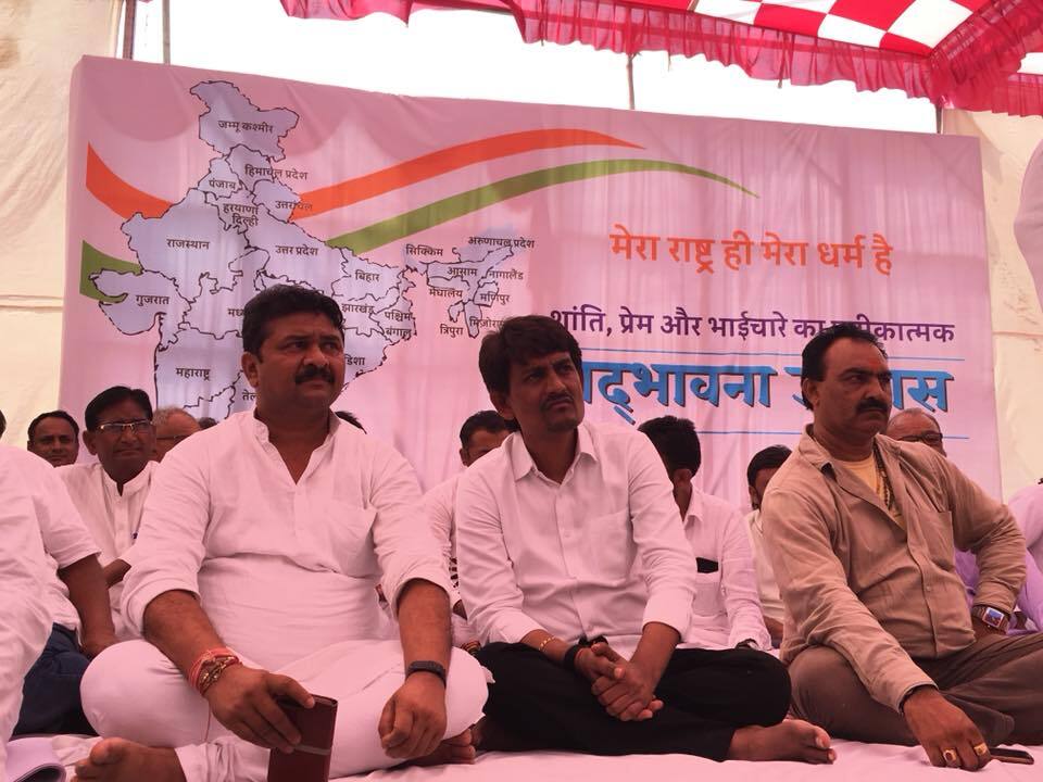 સદભાવના ઉપવાસઃ અલ્પેશ ઠાકોરે કર્યા પારણા, કહ્યુ- દાગ ધોવા માટે કર્યા ઉપવાસ congress MLA Alpesh Thakor sits on day-long goodwill fast સદભાવના ઉપવાસઃ અલ્પેશ ઠાકોરે કર્યા પારણા, કહ્યુ- દાગ ધોવા માટે કર્યા ઉપવાસ