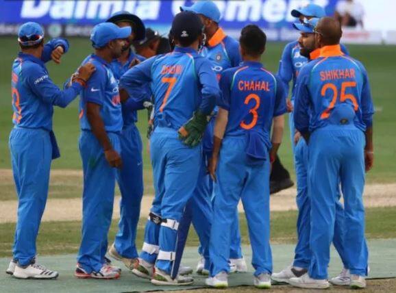  નવી દિલ્હી: ભારત અને વેસ્ટઈન્ડિઝ વચ્ચે યોજાનારી વનડે સીરીઝની પ્રથમ બે મેચ માટે ટીમ ઈન્ડિયાની જાહેરાત કરવામાં આવી છે. એમએસકે પ્રસાદની આગાવાનીવાળી ભારતીય સીનિયર પસંદગી સમીતીએ ભારત-વેસ્ટઈન્ડિઝ વનડે સીરીઝ માટે ટીમ ઈન્ડિયાની જાહેરાત કરી છે. 