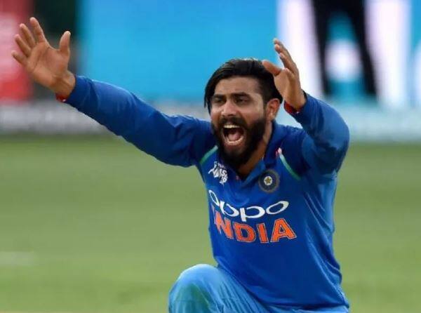 રવીંદ્ર જાડેજાની આશરે અઢી વર્ષ બાદ ટીમમાં વાપસી થઈ છે, જ્યારે દિનેશ કાર્તિકને ટીમમાં સ્થાન નથી મળ્યું. જસપ્રીત બુમરાહ અને ભુવનેશ્વર કુમારને આરામ આપવામાં આવ્યો છે. મનીષ પાંડેને તક આપવામાં આવી છે. એશિયા કપમાં સામેલ કરવામાં આવેલા ખલીલ અહમદને ફરી એક વાર ટીમમાં સ્થાન આપવામાં આવ્યું છે. તે એશિયા કપમાં માત્ર એક મેચ રમી શક્યો હતો. 