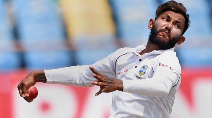  હોટલમાં રૂમ લેતા પહેલા બિશૂ તપાસ કરે છે કે તેના નાના મંદિરને લગાવવા માટે સૂર્ય કઈ દિશા તરફ છે. આટલું જ નહીં ટીમ મોટી રાત્રે પહોંચી પણ વેસ્ટ ઇન્ડીઝ ટીમનો આ સ્ટાર સ્પિનર સૂર્યને જોવા માટે બીજા દિવસે સવારે વહેલો ઉઠી ગયો હતો. આ પછી બિશૂએ રૂમમાં પોતાના મંદિરને વ્યવસ્થિત કર્યું હતું. ઇન્ડિયન એક્સપ્રેસના અહેવાલ અનુસાર, 32 વર્ષના ભારતીય મૂળના આ ખેલાડીએ કહ્યું હતું કે તે પોતાની ટીમના બાકી સાથીઓની સરખામણીએ વહેલા ઉઠી જાય છે. તે મેદાન પર જતા પહેલા સવારે પૂજા કરે છે અને ગાયત્રી મંત્ર સાંભળે છે.