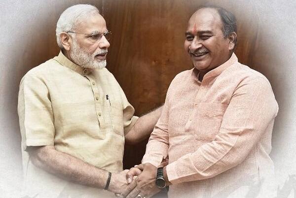 ધારાસભ્ય રાજેન્દ્રસિંહ ચાવડા વીડિયોમાં એવું કહેતાં નજરે પડે છે કે, આ માનવીય સંવેદનાની વાત છે. બીજી વાત યુવાનોની હતી. ફેક્ટરીઓમાં પરપ્રાંતીયો લોકો છે પણ હમણાં જ અમારા વિજયભાઈએ જાહેર કર્યું છે કે, કોઈ ફેક્ટરીઓમાં 80 ટકા સ્થાનિકો નહીં હોય તો નહીં ચલાવી લેવાય. હું અત્યારે સર્વે કરાવું છું. 