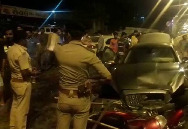 બાઈકને કારે બ્રિજ પરથી 50 ફૂટ સુધી ઘસડી હતી. સફાઈ કર્મી પોતાનો જીવ બચાવવા બ્રિજની રેલીંગ કુદી ભાગી ગયો હતો પરંતુ તેની બાઈકનો કચ્ચરઘાણ નીકળી ગયો હતો. જોકે, કારની એરબેગ ખુલી જતા કાર ચાલકનો જીવ બચી ગયો હતો. અકસ્માત બાદ કાર ચાલક ફરાર થઈ ગયો હતો. કાપોદ્રા પોલીસે કાર કબ્જે કરી વધુ તપાસ હાથ ધરી છે.