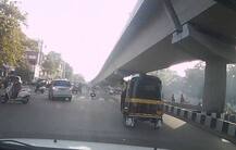 સુરતના ઓવરબ્રિજ પર લક્ઝુરિયસ કાર હવામાં ફંગોળાઈ પછી શું થયું, જાણો વિગત