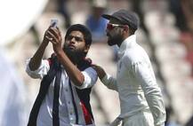 ચાલુ મેચમાં સુરક્ષા તોડીને મેદાન પર દોડી આવ્યો યુવક, કોહલીને ગળે લગાવી લીધી સેલ્ફી