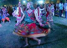 \'વાંકી વળું તો મારી કેડ વળી જાય, નીચી નમું ડોક દુ:ખી જાય\', અમદાવાદી ખેલૈયા મન મૂકીને નાંચ્યા