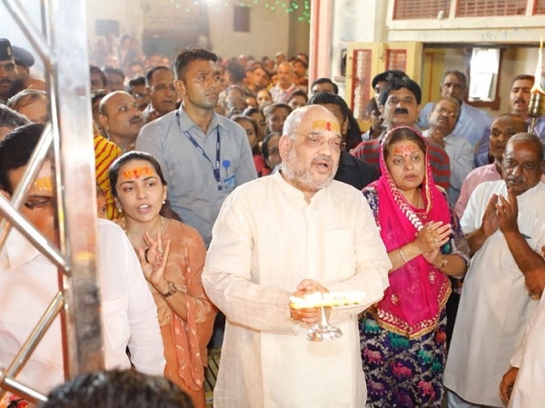 માણસા: ભાજપના રાષ્ટ્રીય અધ્યક્ષ અમિત શાહ બે દિવસના ગુજરાત પ્રવાસે આવ્યા હતાં. પહેલો દિવસ તેમણે પરિવાર સાથે વિતાવ્યો હતો અને રાત્રે માણસામાં પોતાના પૈતૃક ગામમાં આવેલા કુળદેવીના દર્શન કરીને સહપરિવાર માતાજીની આરતી ઉતારી હતી.