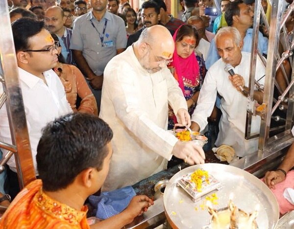 અમિત શાહ સાથે આરતીમાં તેમનો પુત્ર જય શાહ પણ જોડાયો હતો. દર વર્ષે નવરાત્રિમાં અમિત શાહ માણસામાં માતાજીની આરતી કરવા માટે આવતા હોય છે. 