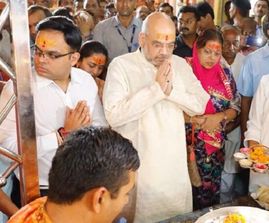 અમિત શાહ પોતાના ગુજરાત પ્રવાસના પહેલા દિવસે થલતેજ સ્થિત પોતાના નિવાસે પહોંચ્યા હતા.