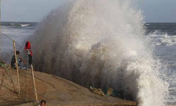 12 ઓક્ટોબર અને ત્યાર બાદ અમદાવાદ સહિત ગુજરાતમાં ભારે વરસાદ પડી શકે છે. અપર એર સરક્યુલેશનની સ્થિતિ સર્જાયેલી છે તેના કારણે દેશના દરિયાકાંઠાના વિસ્તારોમાં વરસાદ થવાની આગાહી હવામાન વિભાગ દ્વારા કરવામાં આવી છે.