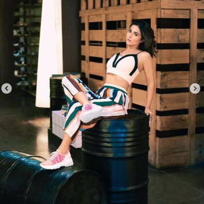 આ તસવીરોમાં હિના ખાન એકદમ બોલ્ડ લૂકમાં જોવા મળી રહી છે. આ તસવીરોમાં હિના ખાન અલગ-અલગ પોઝ આપતી જોવા મળે છે. 