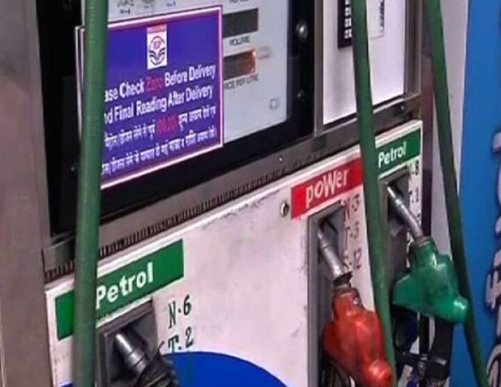 નવી દિલ્હી: પેટ્રોલ-ડીઝલના ભાવમાં સતત વધારો થઈ રહ્યો છે. આજે ડીઝલના ભાવમાં નવમાં દિવસે અને પેટ્રોલના ભાવમાં આઠમાં દિવસે વધારો થયો છે. ઓઈલ કંપનીઓએ રાષ્ટ્રીય રાજધાની દિલ્હીમાં પેટ્રોલ પર 18 પૈસા અને ડીઝલ પર 29 પૈસાનો વધારો કર્યો છે. દિલ્હીમાં પેટ્રોલની કિંમત 82 રૂપિયા 66 પૈસા અને ડીઝલની કિંમત 75 રૂપિયા 19 પૈસા પ્રતિ લીટર પહોંચી ગઈ છે. 