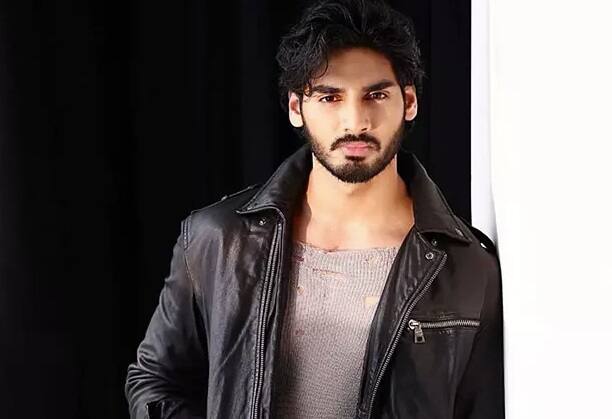  અમુક દિવસ પહેલા અહાન શેટ્ટી વિશે વાત કરતા સુનીલ શેટ્ટીએ જણાવ્યું હતું કે,‘અહાન એક્ટિંગ મામલે મારા કરતા વધુ સારો છે. આ કારણે હું સરખામણી અંગે જરાય ચિંતિત નથી. જો લોકો તેને પસંદ કરશે તો ભાગ્ય ચોક્કસથી તેને સાથ આપશે. તે ટેલેન્ટેડ છે અને તૈયાર છે.’ બોલિવૂડ ડેબ્યૂ પહેલા અહાન પોતાની પર્સનલ લાઈફને કારણે પણ ચર્ચામાં રહી ચૂક્યો છે. તે ઘણીવાર ગર્લફ્રેન્ડ તાનિયા શ્રૉફ સાથે ડેટ પર સ્પોટ થતો રહ્યો છે.