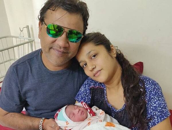 જાણીતા ડાયરાના કલાકાર કિર્તીદાન ગઢવીના ઘરે પુત્રનો જન્મ થતાં તેમના પરિવારમાં ખુશીનો માહોલ જોવા મળ્યો હતો. કિર્તીદાન ગઢવીએ સોશિયલ મીડિયામાં તેમના પુત્રના ફોટા શેર કરીને તેમના ફેન્સને જાણકારી આપી હતી. નવરાત્રીના ત્રીજા નોરતાના પવિત્ર દિવસે મારા ઘરે પુત્રનો જન્મ થયો જેથી અમારા પરિવારમાં ખુશીનો માહોલ છે.