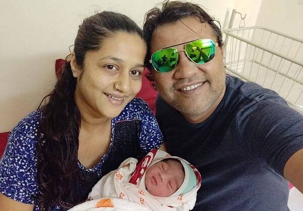 પુત્ર પ્રાપ્તિનો હરખ ર્કિતીદાન ગઢવીએ પોતાના ફેસબુક પેજ પર શેર કરતા લખ્યુ કે, ‘તું છો તરણ અને તારણ વળી વંશ ને વધારણ, જય માતાજી..જય મોગલ...’ત્રીજા નોરતાના પવિત્ર દિવસે મારા ઘરે પુત્રનો જન્મ થયો છે જેથી અમારા પરિવારમાં ખુશીનો માહોલ છે. આ પોસ્ટ સાથે ર્કિતીદાને સંતાન સાથેના ફોટોઝ પણ અપલોડ કરીને પોતાની ખુશી ફેન સાથે વ્યક્ત કરી છે.