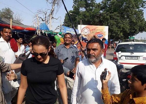 હોટલમાં થોડો સમય રોકાણ કર્યાં બાદ ટાઉનહોલ પાસે આ અભિનેત્રી જ્યારે ચણિયા ચોળીની ખરીદી કરવા માટે બજારમાં નીકળી હતી ત્યારે તેની એક ઝલક નિહાળવા લોકોના ટોળેટોળાં ઉમટી પડ્યા હતાં. અનેક ચાહકોએ સોનાક્ષીની તસ્વીર પોતાના મોબાઇલમાં કલીક કરવા પડાપડી કરી હતી. 