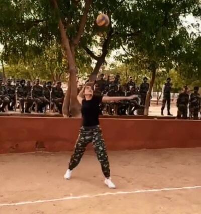 સોનાક્ષીને જોવા માટે ભુજવાસીઓ ઉમટી પડ્યાં હતાં. આર્મી જવાનોના યુનિફોર્મ જેવા કેમોફ્લેજ ઉપર બ્લેક ટી-શર્ટ અને બ્લેક ગોગલ્સ પહેરી સોનાક્ષી ચણિયાચોળી ખરીદતી નજરે પડી હતી. આ ઉપરાંત કચ્છમાં આવેલ આર્મી ગ્રાઉન્ડમાં સોનાક્ષી જવાનો સાથે વોલિબોલ પણ રમી હતી. સોનાક્ષીની એક ઝલક મેળવવા માટે જવાનો આવી પહોંચ્યા હતાં.