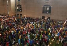 ‘ચાર ચાર બંગળીવાળી ગાડી...’ સોંગ પર ગુજરાતીઓ મન મુકીને ઝૂમી ઉઠ્યા, જુઓ આવી છે તસવીરો