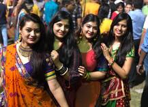 ‘ચાર ચાર બંગળીવાળી ગાડી...’ સોંગ પર ગુજરાતીઓ મન મુકીને ઝૂમી ઉઠ્યા, જુઓ આવી છે તસવીરો