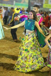 ત્રીજા નોરતે ગુજરાતી ગર્લ્સે બોલાવી રમઝટ, આવી છે જોરદાર તસવીરો