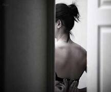 બાથરૂમમાં યુવતી ન્હાવા ગઈ અને બનેવીએ યુવતીના ફોટા પાડ્યા પછી તેની સાથે શું કર્યું? જાણો વિગત