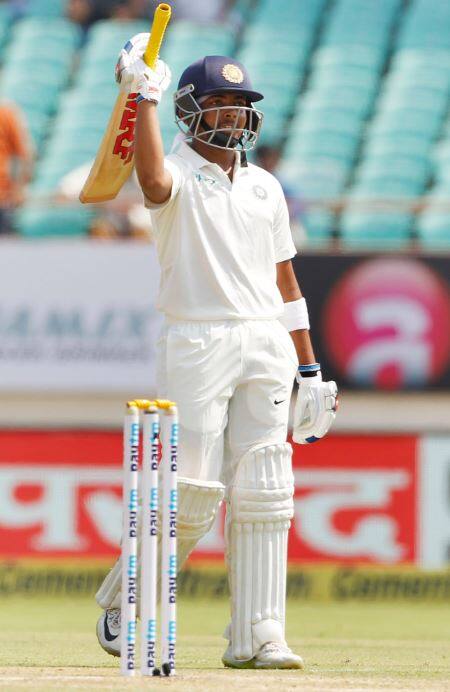 પૃથ્વી શૉએ રાજકોટમાં રમાયેલી પ્રથમ મેચમાં સદી ફટકારીની ટેસ્ટ કરિયરની શાનદાર શરૂઆત કરી હતી.