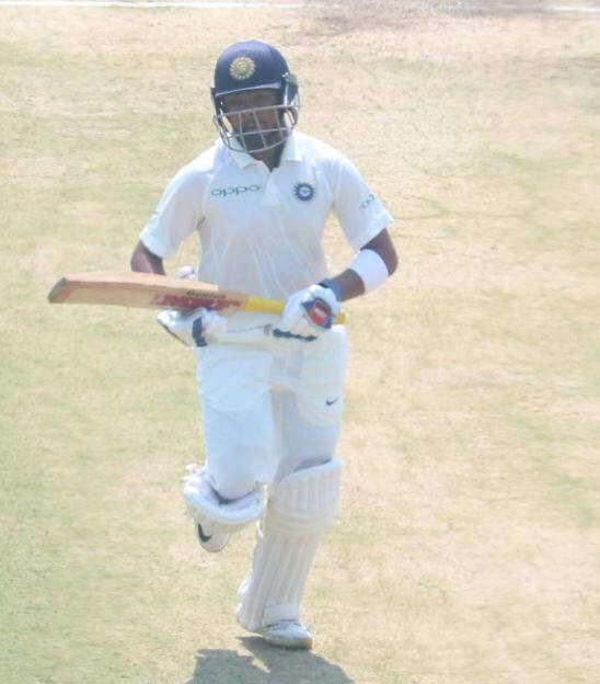 કોઈ ભારતીય બેટ્સમેન દ્વારા ટેસ્ટ ઈનિંગની પ્રથમ ઓવરમાં સિક્સ મારવાનો રેકોર્ડ 10 વર્ષ બાદ બન્યો છે. આ પહેલા વિરેન્દ્ર સેહવાગે સાઉથ સામે અમદાવાદમાં 2008માં રમાયેલી ટેસ્ટમાં આ કારનામું કર્યું હતું.