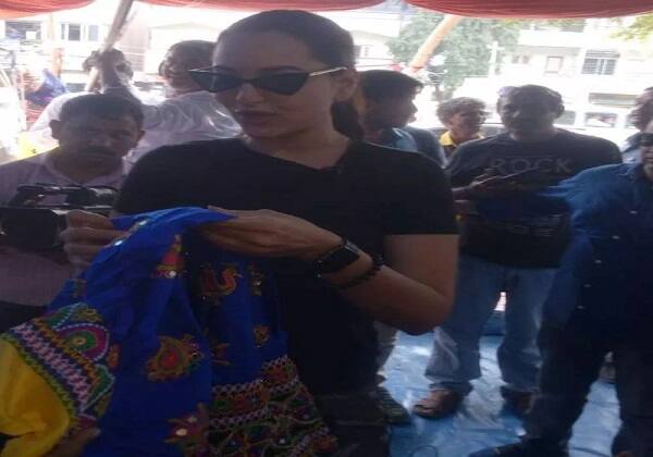 ભુજ: બોલિવુડમાં ‘દબંગ ગર્લ’ તરીકે જાણીતી બનેલી ફિલ્મ અભીનેત્રી સોનાક્ષી સિન્હા ભુજની મહેમાન બની હતી. એક ખાનગી કાર્યક્રમમાં ભાગ લેવા માટે આવેલી સોનાક્ષી શુક્રવારે સાંજે ભુજ આવી પહોંચી હતી.