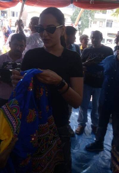 સોનાક્ષીને જોવા માટે ભુજવાસીઓ ઉમટી પડ્યાં હતાં. આર્મી જવાનોના યુનિફોર્મ જેવા કેમોફ્લેજ ઉપર બ્લેક ટી-શર્ટ અને બ્લેક ગોગલ્સ પહેરી સોનાક્ષી ચણિયાચોળી ખરીદતી નજરે પડી હતી. આ ઉપરાંત કચ્છમાં આવેલ આર્મી ગ્રાઉન્ડમાં સોનાક્ષી જવાનો સાથે વોલિબોલ પણ રમી હતી. સોનાક્ષીની એક ઝલક મેળવવા માટે જવાનો આવી પહોંચ્યા હતાં.