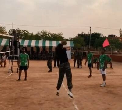 હોટલમાં થોડો સમય રોકાણ કર્યાં બાદ ટાઉનહોલ પાસે આ અભિનેત્રી જ્યારે ચણિયા ચોળીની ખરીદી કરવા માટે બજારમાં નીકળી હતી ત્યારે તેની એક ઝલક નિહાળવા લોકોના ટોળેટોળાં ઉમટી પડ્યા હતાં. અનેક ચાહકોએ સોનાક્ષીની તસ્વીર પોતાના મોબાઇલમાં કલીક કરવા પડાપડી કરી હતી.