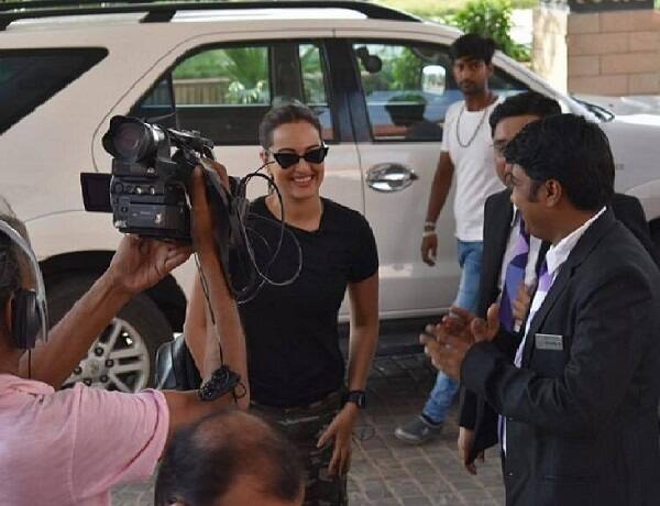 સોનાક્ષી શનિવારે આયોજિત એક કાર્યક્રમમાં ભાગ લઈ પરત મુંબઈ જવા રવાના થશે તેવું સુત્રોમાંથી જાણવા મળ્યું હતું. જાણીતા અભિનેતા અને પૂર્વ કેન્દ્રિય મંત્રી શત્રુઘ્ન સિન્હાની પુત્રી સોનાક્ષી અગાઉ રેમ્બો રાજકુમાર ફિલ્મના શુટીંગ સમયે પણ ભુજ આવી ચુકી છે.