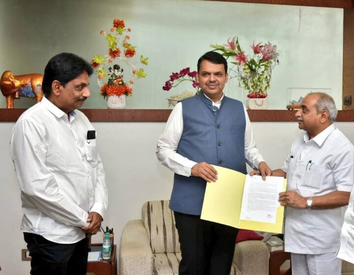 ગાંધીનગરઃ નર્મદા જિલ્લાના કેવડિયા સ્થિત સરદાર સરોવર પાસે દેશની એકતાના શિલ્પી સરદાર સાહેબની ઐતિહાસિક પ્રતિમા સ્ટેચ્યૂ ઓફ યુનિટી નિર્માણ પામી છે. આ પ્રતિમાના અનાવરણ માટે રાજ્યના નાયબ મુખ્યમંત્રી નીતિન પટેલ મહારાષ્ટ્રના મુખ્યમંત્રી ફડણવીસને આમંત્રણ આપવા મુંબઈ પહોંચ્યા હતા. વડાપ્રધાન નરેન્દ્ર મોદી સરદાર પટેલની પ્રતિમાને ખુલ્લી મૂકીને રાષ્ટ્રને અર્પણ કરવાના છે. નાયબ મુખ્યમંત્રીના અધ્યક્ષસ્થાને આ પ્રતિનિધિમંડળમાં નવસારીના સાંસદ સી.આર.પાટીલ, કનુભાઈ દેસાઈ, ઋષિકેશ પટેલ, તથા કનુભાઈ પરમાર, નાણા વિભાગના સેક્રેટરી મિલિંદ તોરવણે જોડાયા હતા. 