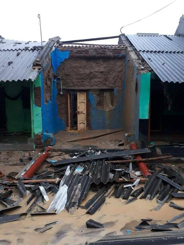  ભુવનેશ્વર: ઓડિશાના ગજપતિ જિલ્લામાં તિતલી વાવાઝોડા બાદ થયેલા ભાર વરસાદના કારણે ભૂસ્ખલનમાં 12 લોકોના મોત નીપજ્યા હોવાની આશંકા છે. જ્યારે ચાર લોકો ગુમ છે. આ જાણકારી વિશેષ રાહત કમિટીના અધ્યક્ષ પીવી સેઠીએ શનિવારે આપી હતી. કમિટીએ જણાવ્યું કે શુક્રવારે સાંજે જ્યારે આ ઘટના થઈ ત્યારે ગામના લોકોએ ભારે વરસાદ કારણે એક ગુફા જેવી જગ્યાએ ઘુસી ગયા હતા. 