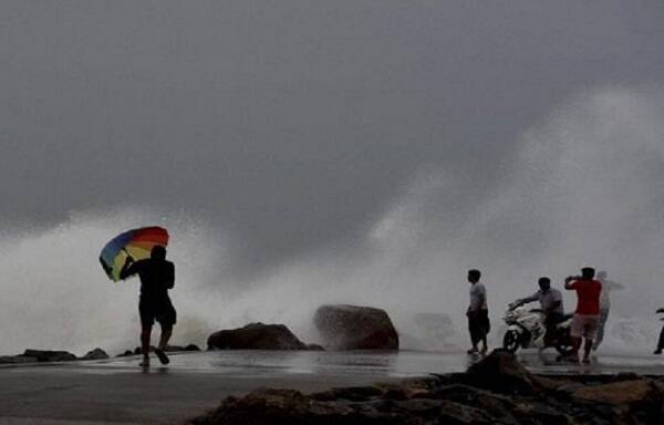 દહેજ બંદરે 5 જેટલી ખાનગી જેટી કંપનીઓ આવેલી છે. જ્યારે દહેજ બંદરે હાલ 4 જહાલ લાંગરેલા છે. હાલ 8 કિમી પ્રતિ કલાકની ઝડપે પવન ફૂંકાઈ રહ્યો છે. શનિવારે 9.2 મીટરની ભરતી સવારે જોવા મળી હતી. 122 કિમીનો ભરૂચ જિલ્લામાં દરિયાકાંઠો આવેલો છે. વાવઝોડાના કારણે 80 કિમીની ઝડપે દરિયામાં પવન ફૂંકાવાની શક્યતા છે.