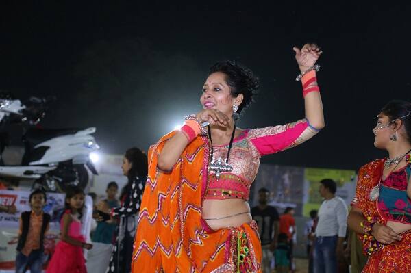 પાટણના ખેલૈયાઓ એમનો અસલી મિજાજ બતાવી રહ્યાં છે. જેમ જેમ હવે નવરાત્રિની રાત્રીઓ હાથમાં સરી રહી છે તેમ તેમ ખેલૈયાઓનો ઉત્સાહ, ઉમંગ અને જોશ વધારે જોવા મળી રહ્યો છે. ચોથા નોરતે ખેલૈયાઓએ ચહેરા પર એક્સપ્રેશન્સનો મેકઅપ કરી નવરાત્રિ જમાવી હતી. જ્યારે પાટણમાં ગરબાના તાલે યુવતીઓ મન મૂકી ઝૂમી હતી. ચોથા નોરતે પાટણની યુવતીઓ સજ્જ થઈને આવી હતી જેના કારણે ગ્લેમરસ અવતાર જોવા મળ્યો હતો. જોકે તેમણે ગરબાના તાલે ઝૂમી ઉઠી હતી. 