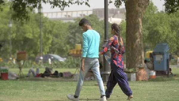 નીતુ રાવલ નામની યુવતીએ ફેસબૂક અને ઈન્સ્ટાગ્રામ દ્વારા સુરેશ નામનાં યુવક સાથે મિત્રતા કેળવી હતી. મિત્રતા કેળવી અને પોતાની વાતોમાં ફસાવીને નીતુ રાવલે સુરેશને રેશકોર્ષ લવ ગાર્ડનમાં મળવા બોલાવ્યો હતો.