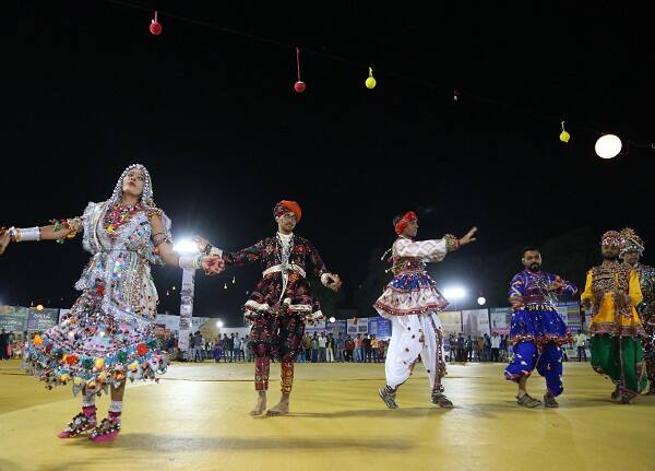 પાટણના ખેલૈયાઓ એમનો અસલી મિજાજ બતાવી રહ્યાં છે. જેમ જેમ હવે નવરાત્રિની રાત્રીઓ હાથમાં સરી રહી છે તેમ તેમ ખેલૈયાઓનો ઉત્સાહ, ઉમંગ અને જોશ વધારે જોવા મળી રહ્યો છે. ચોથા નોરતે ખેલૈયાઓએ ચહેરા પર એક્સપ્રેશન્સનો મેકઅપ કરી નવરાત્રિ જમાવી હતી. જ્યારે પાટણમાં ગરબાના તાલે યુવતીઓ મન મૂકી ઝૂમી હતી. ચોથા નોરતે પાટણની યુવતીઓ સજ્જ થઈને આવી હતી જેના કારણે ગ્લેમરસ અવતાર જોવા મળ્યો હતો. જોકે તેમણે ગરબાના તાલે ઝૂમી ઉઠી હતી. નવરાત્રિની તસવીરો જોવા આગળની સ્લાઈડ્સમાં ક્લિક કરો...