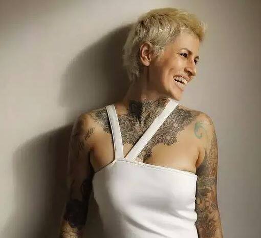 પોતાની એક ટ્વિટમાં સપના લખે છે, ‘મે પર્સનલી અમિતાભ બચ્ચન વિશે સેક્શુઅલ મિસકંડક્ટને લઇને ઘણી વાતો સાંભળી છે. મને આશા છે કે તે મહિલાઓ હવે બહાર આવશે.’ ઉલ્લેખનીય છે કે સપના ભવનાની ‘બિગ બૉસ’નાં ઘરમાં પણ રહી ચુકી છે. ‘બિગ બૉસ-6’માં સેલિબ્રિટી હેયરસ્ટાઇલિસ્ટ કંટેસ્ટંટ તરીકે જોવા મળી હતી.