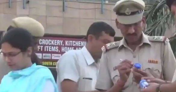 ગુરુગ્રામઃ અત્રેના સેક્ટર 49માં સુરક્ષાકર્મીએ શનિવારે એડિશનલ જજ કૃષ્ણકાંત શર્માની પત્ની અને પુત્રને ગોળી મારી દીધી હતી. સારવાર દરમિયાન જજની પત્નીનું મોત થયું હતું, જયારે પુત્ર જીવન-મરણ વચ્ચે ઝોલા ખાઈ રહ્યો છે. ગોળી માર્યા બાદ તે ત્યાંથી ફરાર થઈ ગયો હતો પરંતુ થોડા જ કલાકોમાં તેને પકડી લેવામાં આવ્યો હતો.