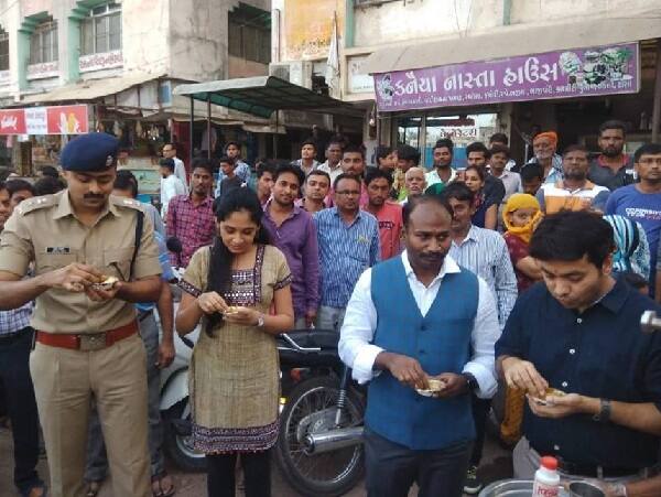 એસપી મયુર પાટીલે આ અંગે જણાવ્યું હતું કે, અરવલ્લીમાંથી ઉત્તર ભારતીયોની હિજરતને રોકવા માટે અમે તેમને સુરક્ષા પુરી પાડી છે અને અમે તેમને બળ આપવા માટે તેમની લારીઓમાં પાણીપુરી ખાવા આવ્યાં છે.