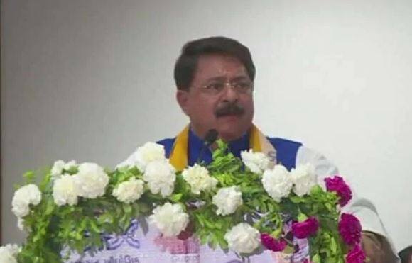 આ બાબતે રાજેન્દ્ર ત્રિવેદીને પૂછતાં તેમણે જણાવ્યું હતું કે કોમ્પ્યુટરમાં મોટા ભાગના શબ્દો અગાઉથી ફીડ થયેલા હોય છે જેના કારણે એક શબ્દ લખતાજ આખો શબ્દ આવી જતો હોય છે. જે લોકો મારી આ કામગીરી સંભાળે છે, તેમાંથી આ ટવીટ કરતી વખતે તેનાથી અગાઉ લખાયેલા શબ્દો મુજબ એક શબ્દ લખતાજ સીધો શબ્દ આવી ગયો હશે. આ લખનારની ભૂલ હોઇ શકે, અને આ અંગે મારૂ ધ્યાન દરોતા મને જાણ થઇ હતી. મને બીજી કોઈ ખબર નથી. 